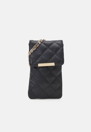 Czarna pikowana skórzana torebka na ramię z złotym łańcuszkiem i prostokątną złotą klamrą na przedniej klapie.