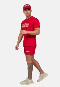 Wrong Friends FAST LIFE - Shorts da mare - rood