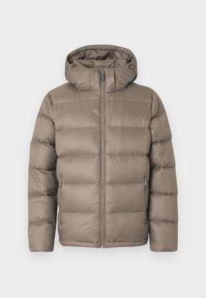 Casaco acolchoado de inverno cor taupe com fecho de correr frontal, dois bolsos laterais com fecho de correr e capuz preso, sobre um fundo branco liso.