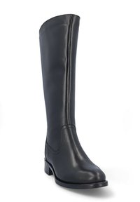 Bota de cuero negra hasta la rodilla con una textura suave, punta redondeada, detalles de costura sutiles y un tacón bajo.