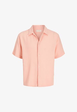 Camicia rosa chiaro a maniche corte con bottoni, tessuto testurizzato e colletto classico, mostrata su sfondo bianco.