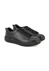 Schwarze Ledersneaker mit strukturiertem Finish, flachen schwarzen Schnürsenkeln und einer Gummisohle. Abgerundete Zehenpartie und minimalistisches Design.