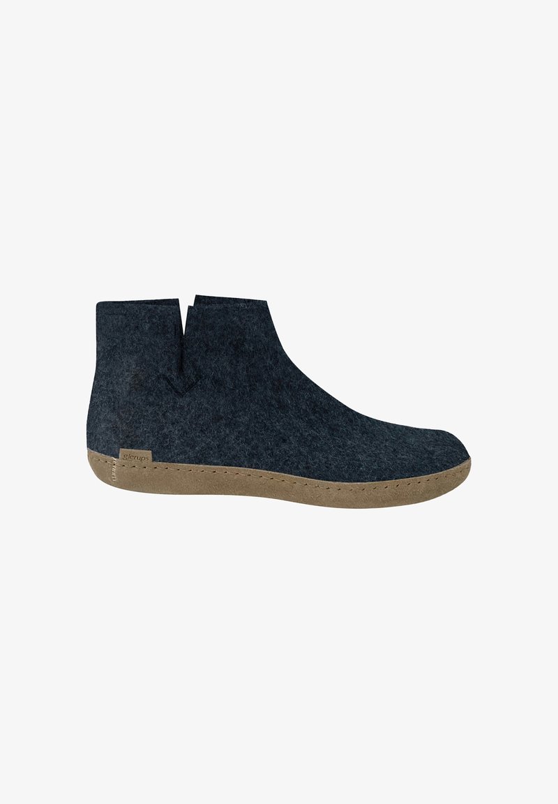 Grå anklarboots i ett skär design, med en beige gummisula och synliga sömsdetaljer. Enkel, modern silhuett.
