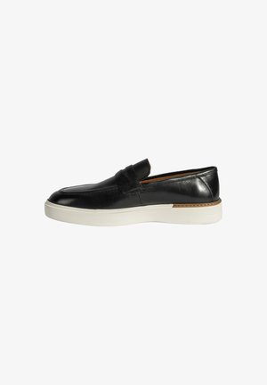 Schwarzer Leder-slipper mit runder Spitze, weißer Gummisohle und einem dekorativen Riemen über dem Rist. Glatte Textur und minimalistisches Design.