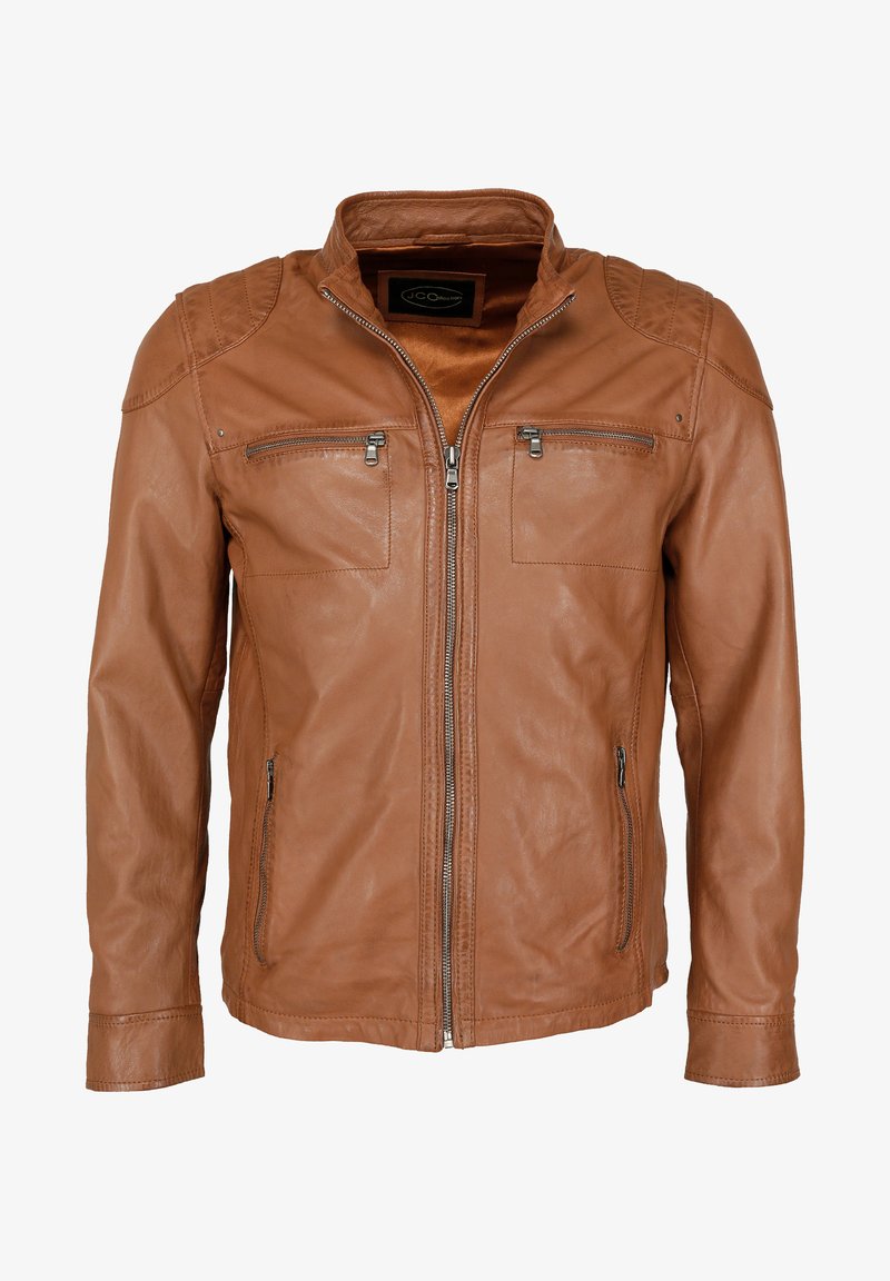 Bruine leren jas met een ritssluiting aan de voorkant, twee borstzakken met ritsen en gestructureerde schouderdetails. Soepele textuur, kraagontwerp.