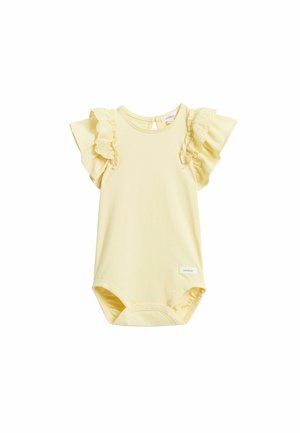 Blødt gult babyheldragt med blonderuffleærmer og trykknapper i bunden, med teksten "newbie" på forsiden.