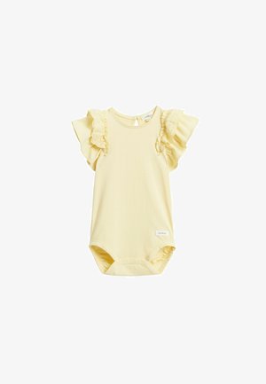 Blødt gult babyheldragt med blonderuffleærmer og trykknapper i bunden, med teksten "newbie" på forsiden.