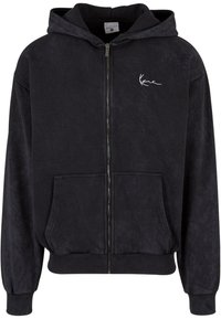 Sort zip-up hoodie med foeret hætte, forlommer, ribbede manchetter og kant, med et hvidt signaturlogo på venstre brystområde.