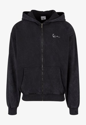 Crna zip-up dukserica s podstavljenom kapuljačom, prednjim džepovima, rebrastim manžetama i donjim rubom, s bijelim potpisom logotipa na lijevoj strani prsnog područja.