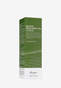 Grön pappersförpackning för Benton Deep Green Tea Toner, med vit text, en landskapsgrafik och en storleksangivelse på 150ml (5.07 fl. oz.).