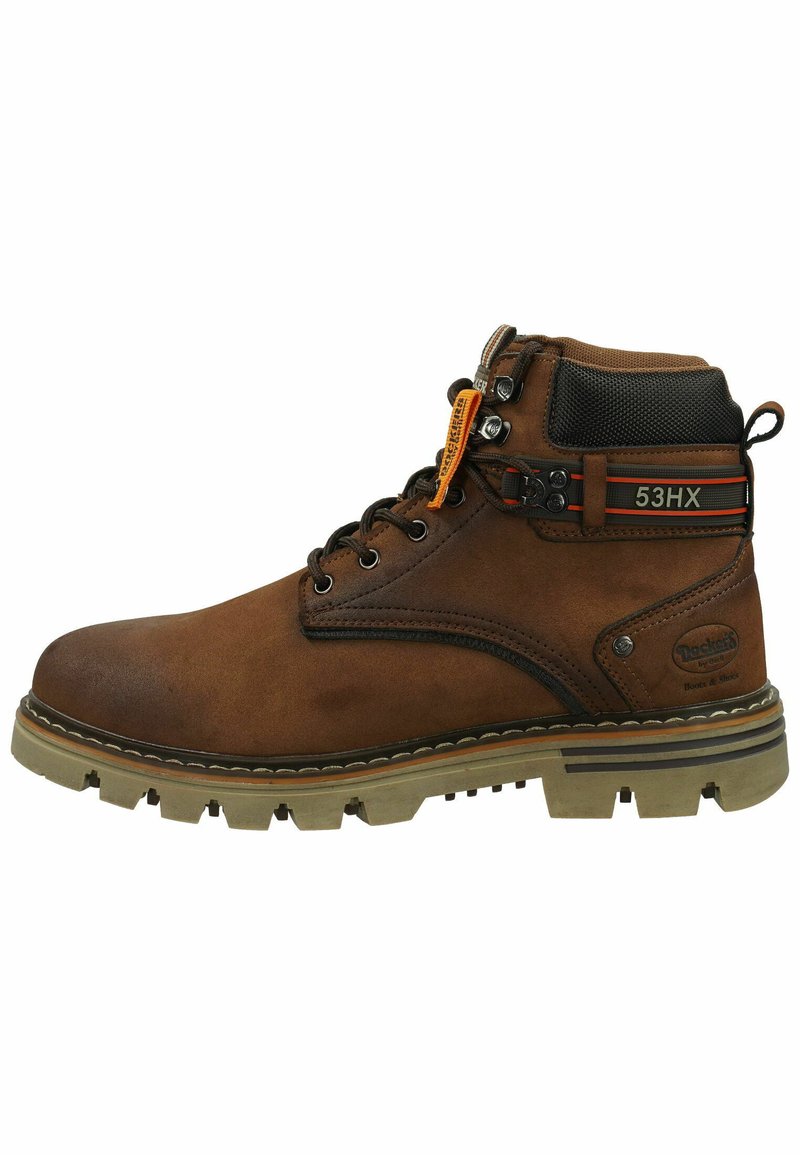 Bota de cuero marrón con un upper texturizado, cuello acolchado, ojales de metal y una suela resistente con profundas ranuras para tracción.