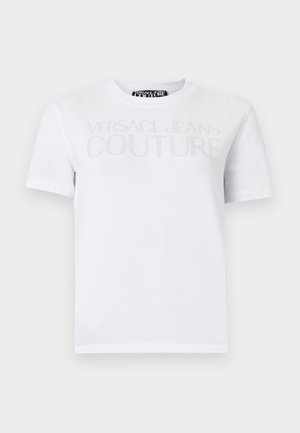 Hvid T-shirt med korte ærmer med teksten "Versace Jeans Couture" i lysegrå tværs over brystet, rund halsudskæring og almindelig pasform.