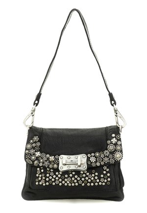 Borsa a tracolla in pelle nera con borchie floreali argentate e chiusura a scatto, dotata di tracolla regolabile e dettagli decorativi in metallo sulla patta.