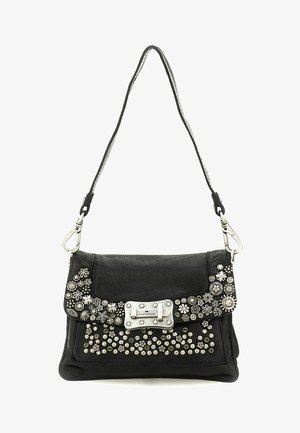 Borsa a tracolla in pelle nera con borchie floreali argentate e chiusura a scatto, dotata di tracolla regolabile e dettagli decorativi in metallo sulla patta.