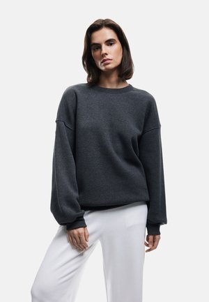 - Bluza