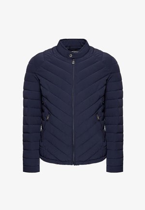 Chaqueta acolchada azul marino con cuello alto, acolchado en forma de Chevron horizontal, cremallera frontal y dos bolsillos laterales. Fabricada con un material aislante y ligero.