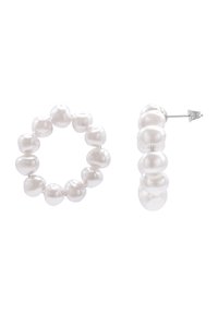 Orecchini in perla con un design a cerchio rotondo e uno stile a perno, che mostrano perle bianche lucenti con una superficie liscia e luminosa.