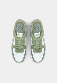 Nike Air Force 1 sneakers i olivengrøn og hvid, med perforeret tåboks, runde snørebånd og tekstureret detaljering på indersålen.