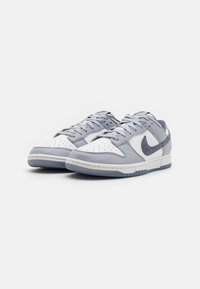 Nike Sportswear NIKE DUNK LOW RETRO PRM ESS+ - Matalavartiset tennarit - white/light carbon/platinum tint/pure platinum/wolf grey