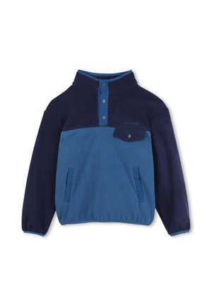 Pull polaire à manches longues avec le haut et les manches bleu foncé, le corps bleu plus clair, patte de boutonnage pressionnée et poche avant avec rabat à bouton.
