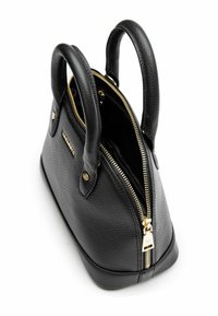 Borsa a mano in pelle nera con superficie testurizzata, zip dorata, doppi manici e forma arrotondata. Si apre dall'alto, rivelando un scomparto interno.