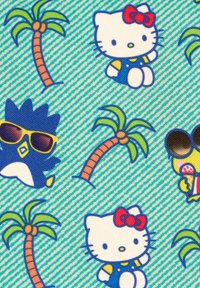 Tejido estampado con personajes: Hello Kitty, un pájaro azul con gafas de sol, y una criatura verde con un helado, junto a palmeras sobre un fondo a rayas.