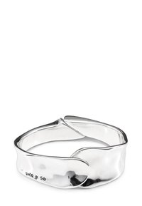 Bracciale in argento sterling con un design curvo e intrecciato. Superficie liscia e lucida con una finitura brillante e una delicata incisione.