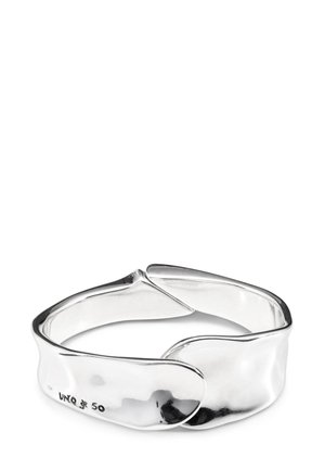 Bracciale in argento sterling con un design curvo e intrecciato. Superficie liscia e lucida con una finitura brillante e una delicata incisione.