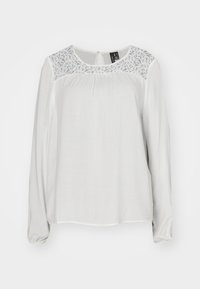 Blusa bianca a maniche lunghe con pannello in pizzo sullo scollo, collo rotondo e dettaglio arricciato sul davanti con chiusura a bottoni sul retro.