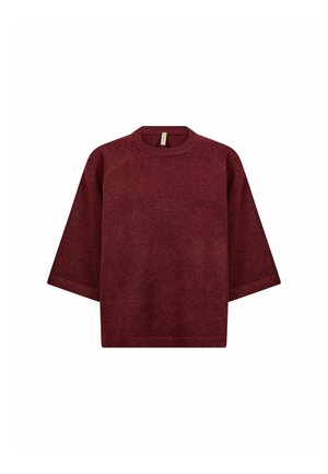 Pull tricoté rouge à manches longues avec un col rond et une coupe ample sur fond blanc.