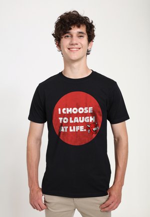 Sort bomuld t-shirt med et cirkulært rødt grafisk motiv og hvid tekst "JEG VÆLGER AT LER AF LIVET" samt en grinende tegneseriefigur.