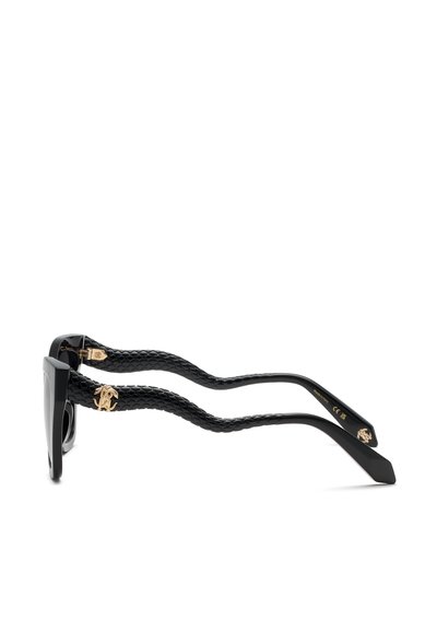 Lunettes de soleil noires avec des branches texturées, en forme de serpent, et des logos décoratifs dorés près des charnières, vue latérale sur fond blanc.