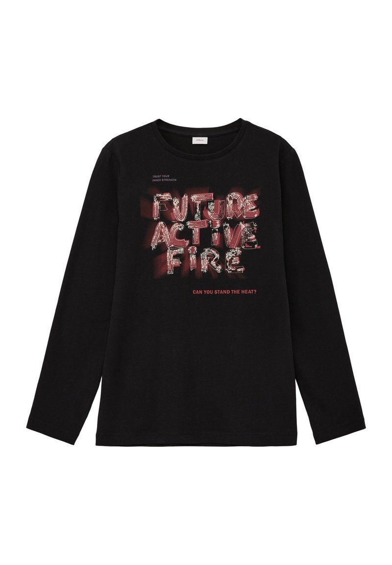 Schwarzes Langarmshirt mit rotem und weißem Text "FUTURE ACTIVE FIRE" und kleinerem Text "CAN YOU STAND THE HEAT?" in der Mitte auf der Vorderseite.