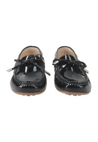 Schwarze lacklederne Mokassins mit Fransenverzierung, runder Zehenform und dekorativer Schnürung. Flache Sohle mit kleinen Griffen. Glatte Textur.