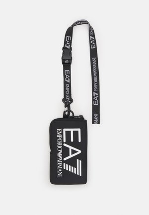 Črn žepni etui z zadrgo, izdelan iz mehkega materiala, pritegne pozornost s poudarjenim belim logotipom Emporio Armani in odstranljivo vrvico z vzorcem logotipa.