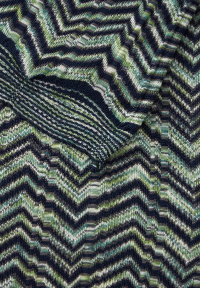 Tissu tricoté à motif en zigzag avec des rayures alternées bleu marine, vert, blanc et bleu clair formant un motif chevron.