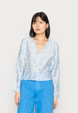 Blusa botão azul claro com um padrão de ondas, feita de um tecido transparente, apresentando um decote em V profundo e mangas longas.
