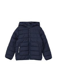 Marineblauw gewatteerd jack met een capuchon, doorgestikte ontwerp, ritssluiting aan de voorkant en zijzakken. Bevat een reflecterende accenten aan de linkerkant.