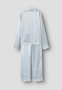 Ljust blå och vit randig pyjamasuppsättning gjord av ett slätt tyg med volangärmar på ärmarna och byxorna, med en klassisk krage.