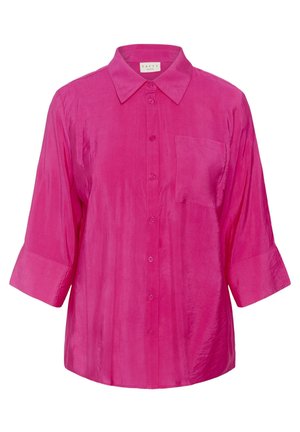 Chemise femme rose vif à boutons, manches trois-quarts, une poche poitrine unique et col classique.