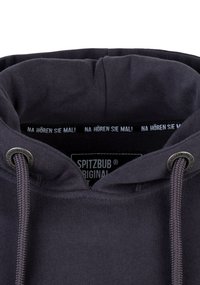 Donkergrijze hoodie met een trekkoord, vervaardigd uit een gladde stof, en een zichtbaar etiket met de tekst "SPITZBUB ORIGINAL" aan de binnenkant van de kraag.