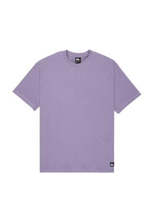 Lavendelfarbenes Baumwoll-T-Shirt mit kurzen Ärmeln, rundem Ausschnitt und einem kleinen schwarzen Logotag auf der unteren linken Seite. Glatte Textur, legerer Schnitt.