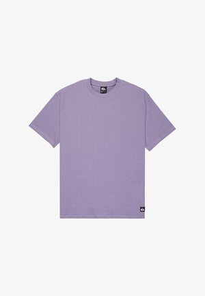 Lavendelkleurig katoenen T-shirt met korte mouwen, ronde hals en een klein zwart logolabel aan de onderlinkerkant. Soepele textuur, comfortabele pasvorm.