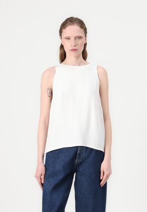 Hvit ermeløs topp med en rett halslinje, laget av glatt stoff, med en avslappet passform og en lett høy-lav hemline.