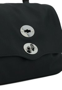 Borsa a mano nera in nylon con una superficie liscia, forma arrotondata e due chiusure magnetiche argento sulla parte anteriore.