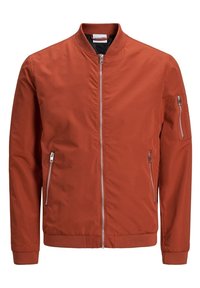 Veste bomber orange rouille avec fermeture éclair à l'avant, deux poches latérales zippées, poche zippée sur la manche, col, poignets et ourlet côtelés.