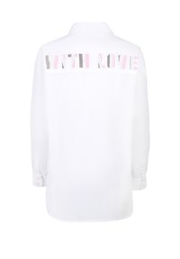 Weißes Button-up-Hemd mit langen Ärmeln, das auf der oberen Rückseite ein gemustertes "LOVE"-Design in Pastellfarben aufweist. Glatte Stofftextur.
