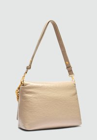 Beige syntetická kabelka s texturovaným povrchem, nastavitelným ramenním popruhem a zlatými kovovými doplňky. Úhlový silueta, štíhlý design.