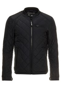 Schwarze gesteppte Jacke mit hohem Kragen, Frontreißverschluss und Reißverschlusstasche auf der Brust. Glattes, leichtes Material mit dezentem Glanz.