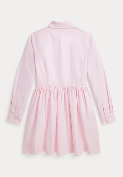 Langärmeliges rosa Kleid mit geraffter Taille und geknöpften Manschetten, von hinten vor weißem Hintergrund gezeigt.